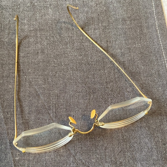 𝑽𝒊𝒏𝒕𝒂𝒈𝒆 12-𝒌𝒂𝒓𝒂𝒕 𝑮𝒐𝒍𝒅-𝒇𝒊𝒍𝒍𝒆𝒅 ✨ 𝑾𝒊𝒓𝒆 𝑭𝒓𝒂𝒎𝒆 𝑮𝒍𝒂𝒔𝒔𝒆𝒔 ✨ 𝒆𝒚𝒆𝒈𝒍𝒂𝒔𝒔𝒆𝒔 👓 𝒈𝒆𝒐𝒎𝒆𝒕𝒓𝒊𝒄 𝒔𝒉𝒂𝒑𝒆 - Picture 4 of 9